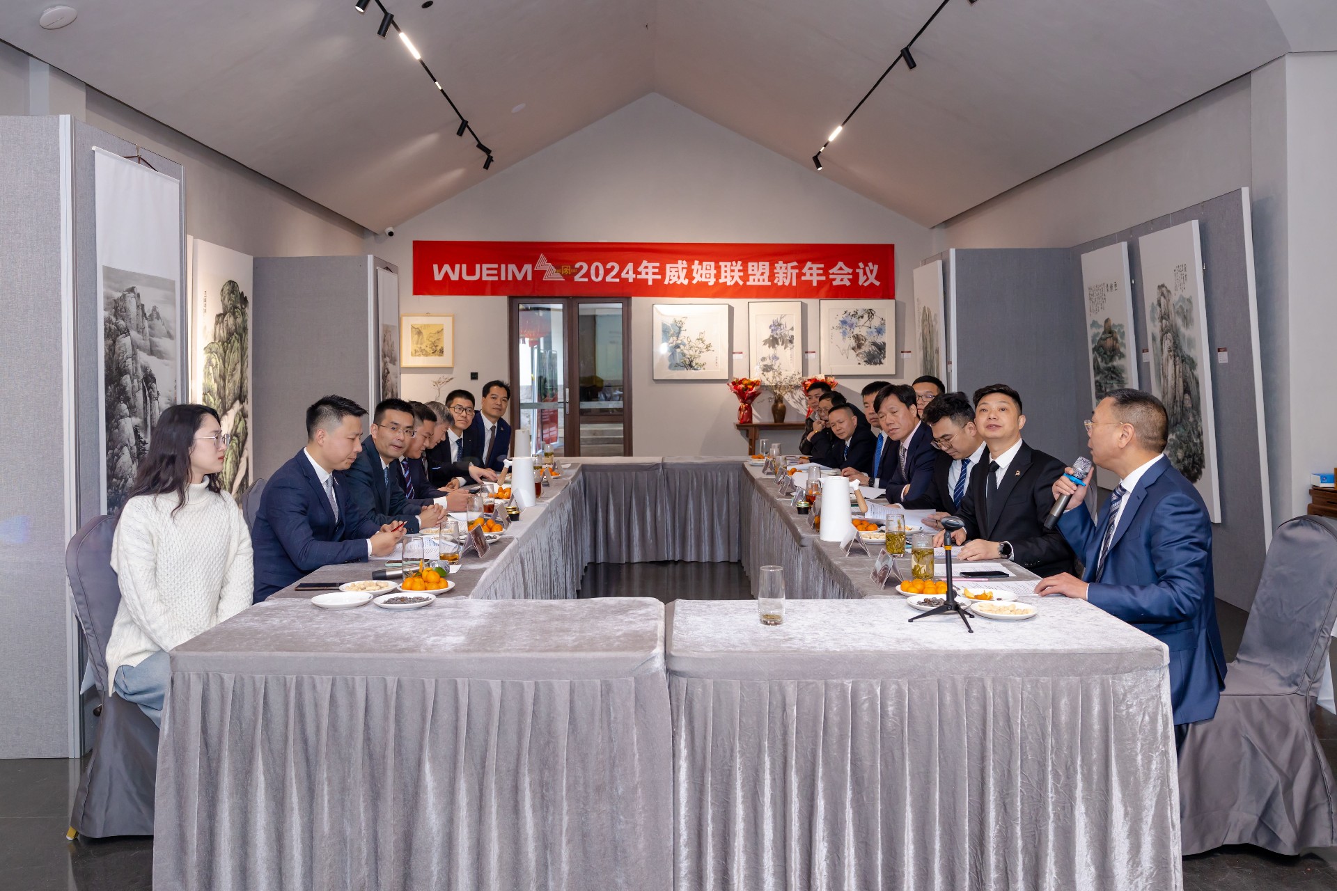 會議中，丁作發(fā)言_看圖王.jpg